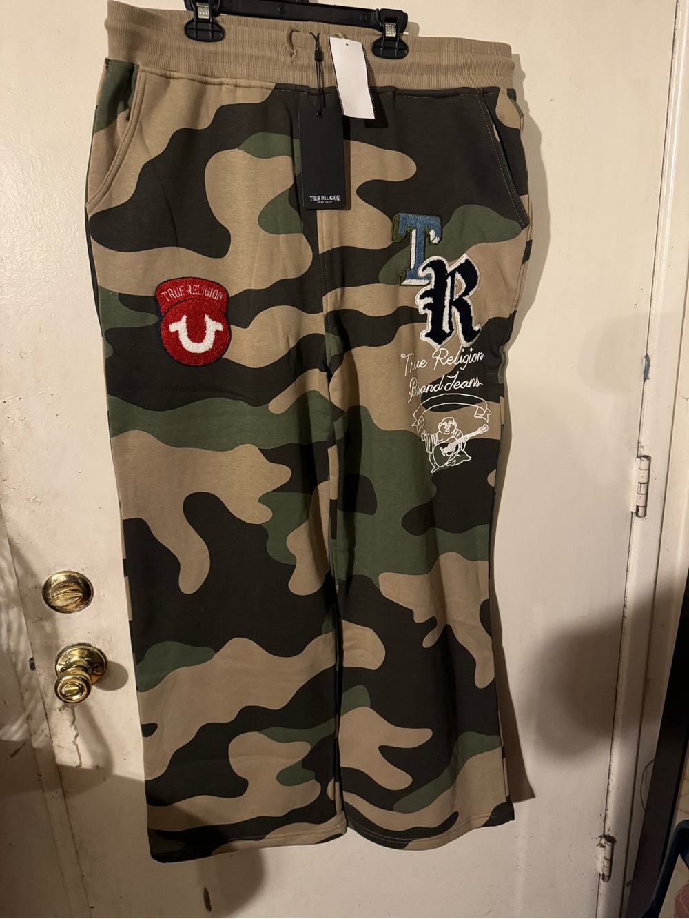 True Religion men. Mills camo logo patch Baggy sweats Green/Tan